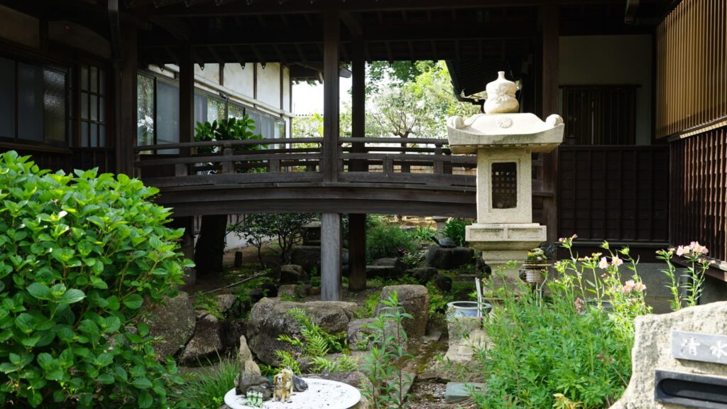 お寺 渡り廊下