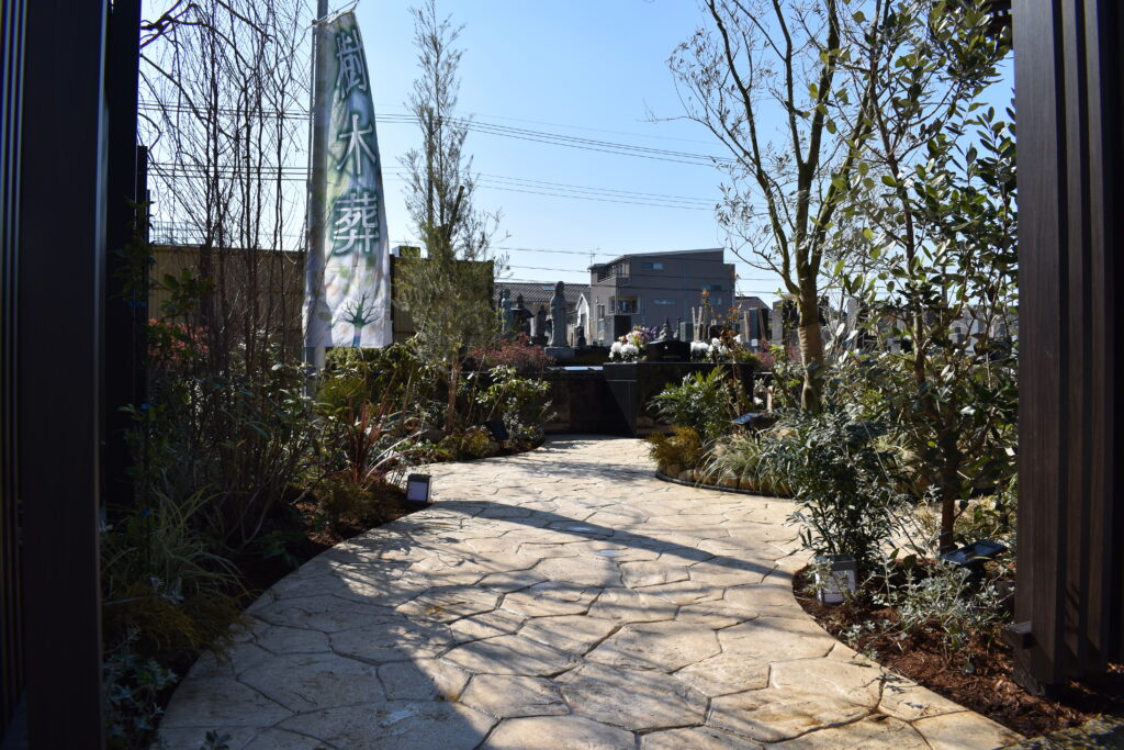 樹木葬の庭　入り口１