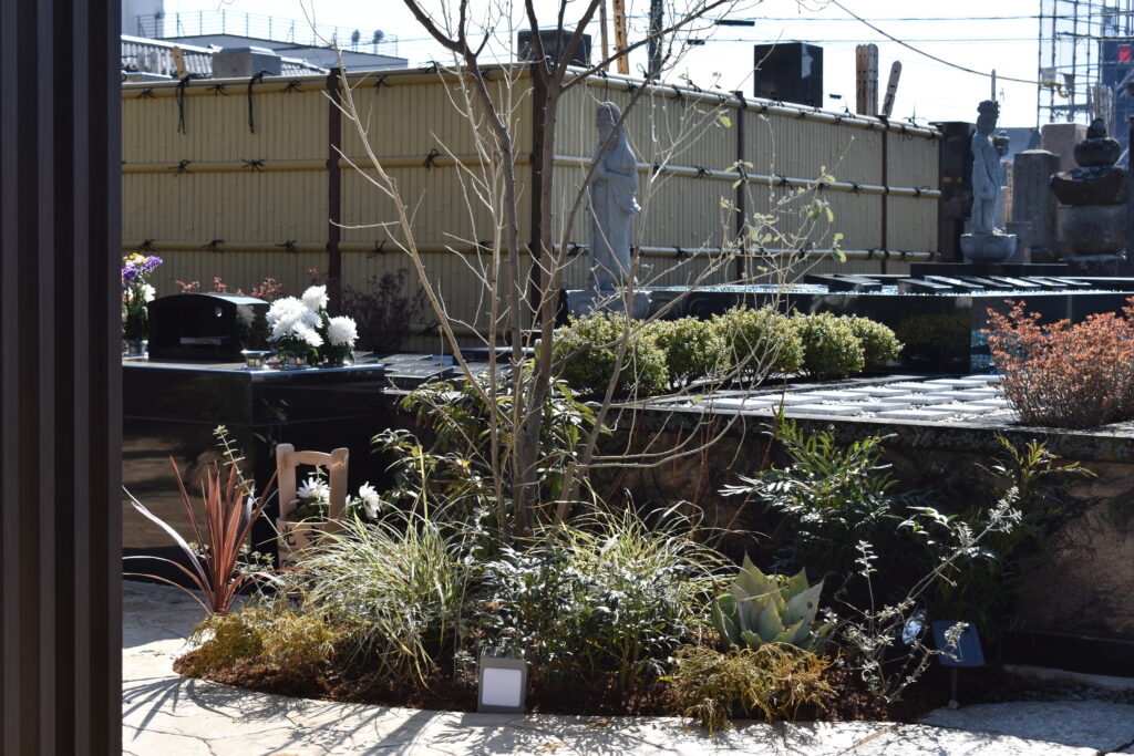 樹木葬の庭　入り口２