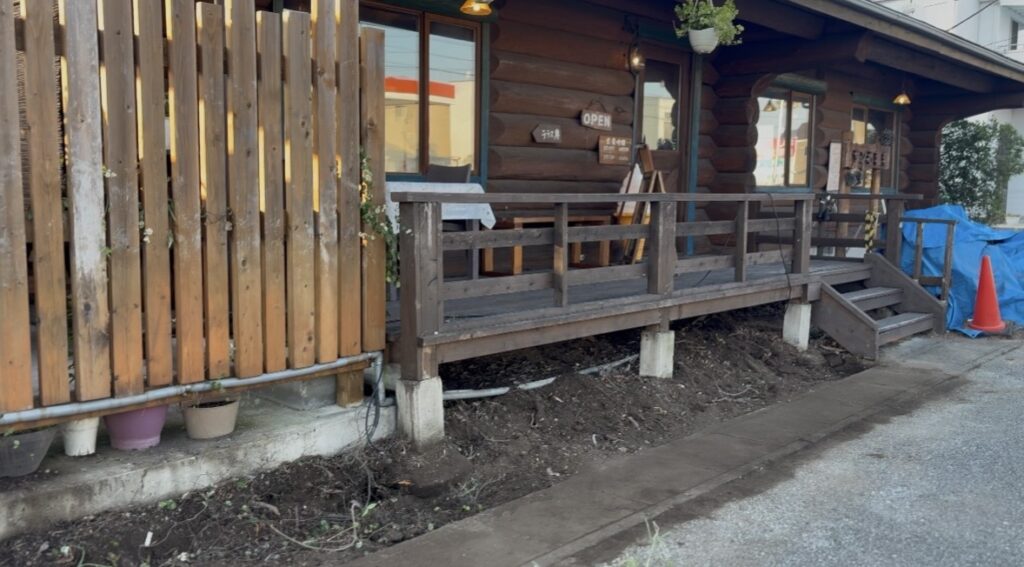 越谷市　カフェ　抜根中